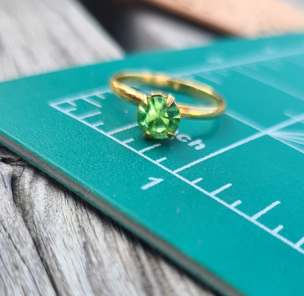 Elegant Gold Ring with Green Gemstone Ring Size 7.5 - Picture 2 of 8